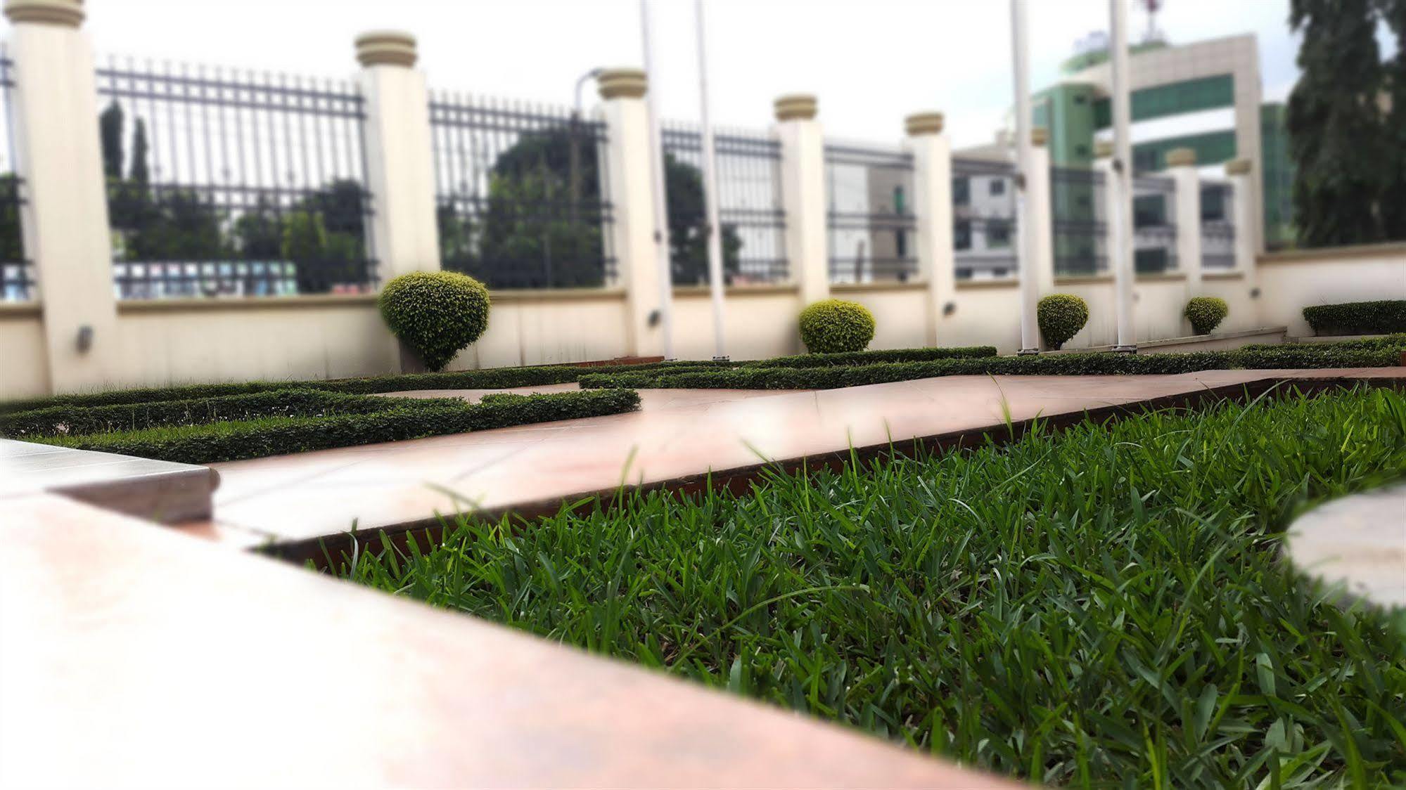 M Plaza Hotel Άκρα Εξωτερικό φωτογραφία