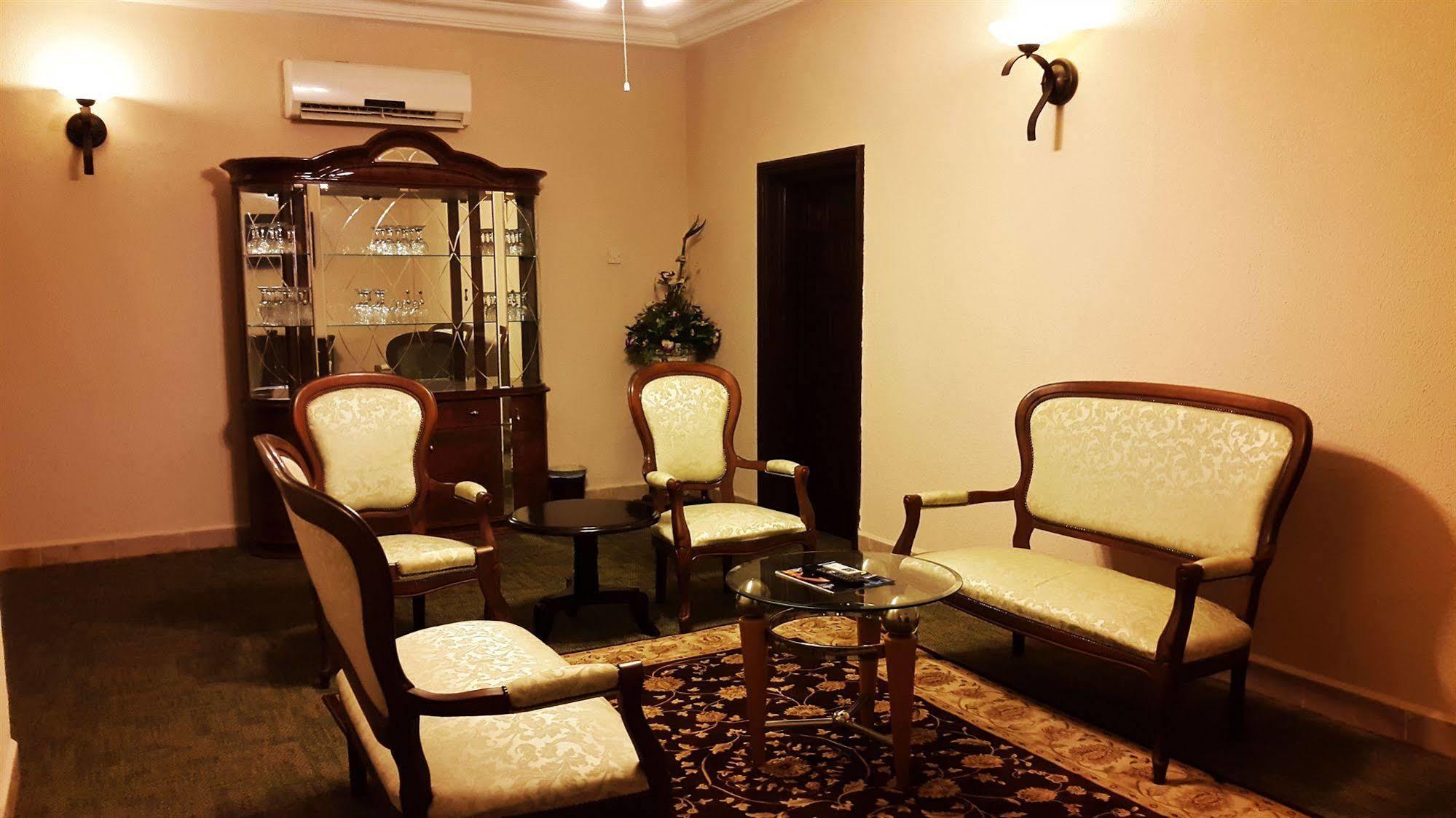 M Plaza Hotel Άκρα Εξωτερικό φωτογραφία