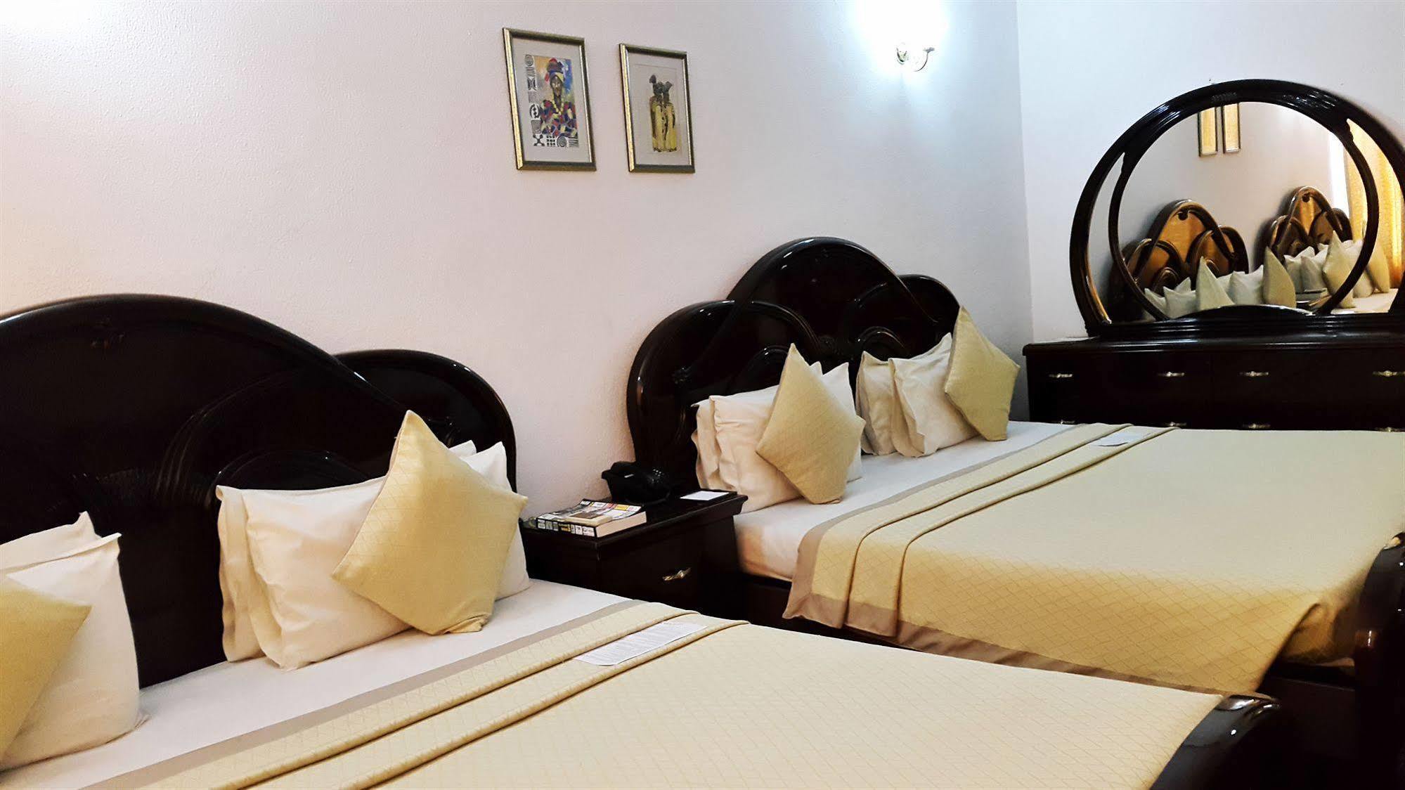 M Plaza Hotel Άκρα Εξωτερικό φωτογραφία
