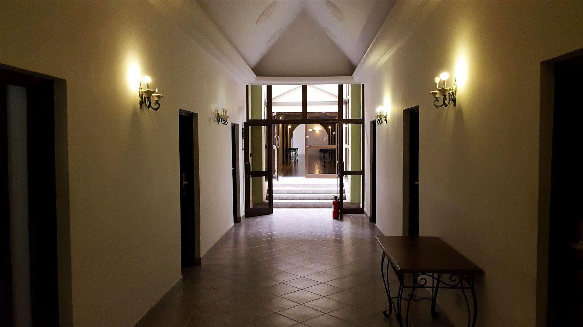 M Plaza Hotel Άκρα Εξωτερικό φωτογραφία